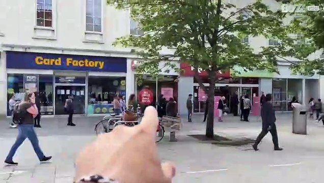 [TRANSLATE] - Shoppers queue for hours as store reopens in the UK