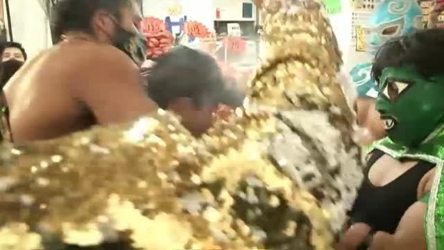 Famosos luchadores promueven medidas contra la Covid