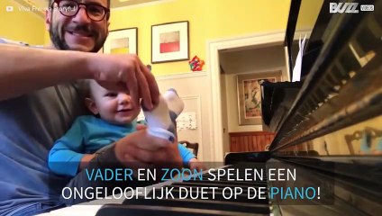 Baby speelt piano met zijn voeten!