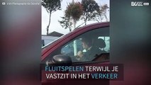 Man speelt fluit tegen verkeersstress