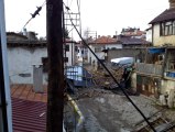 Karaman'da rüzgar evin çatısını uçurdu, elektrik direklerini yıktı