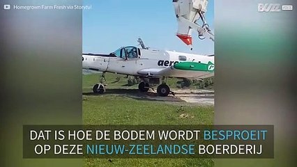 Ongebruikelijke methode: vliegtuig laat mest op een weiland vallen