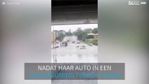 Vrouw wordt gered uit auto tijdens overstroming