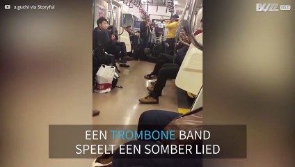 Muzikanten spelen de trombone in de metro van Tokyo