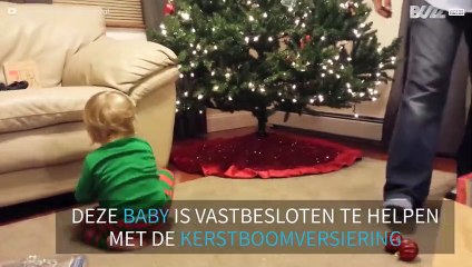 Baby elf helpt mee met de kerstboomversiering