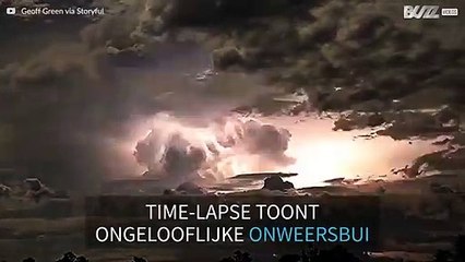 Onweersbui verlicht de nachtelijke Australische hemel