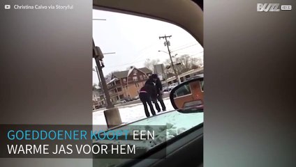 Скачать видео: Een vrouw geeft een jas aan een hulpbehoevende man nadat ze hem opmerkte in de kou