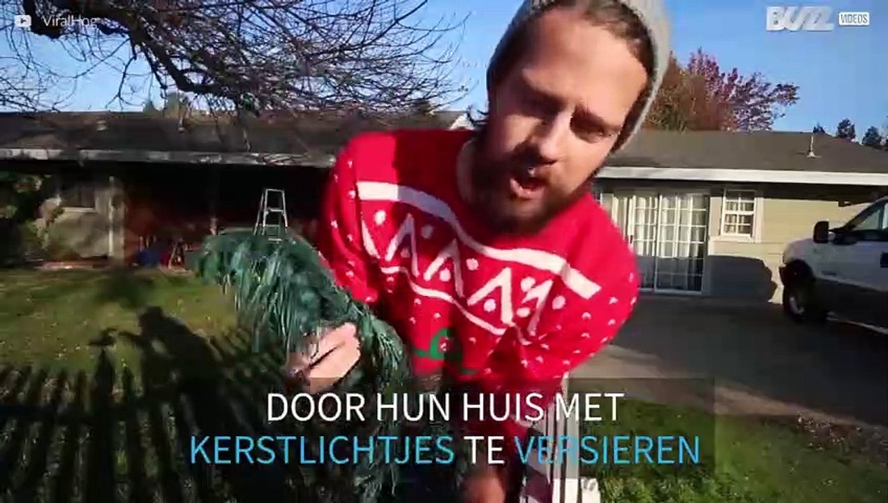 Stel versiert huis van ouders met kerstlichtjes als een geweldige verrassing