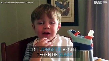 Jongetje weet niet of hij moet eten of slapen