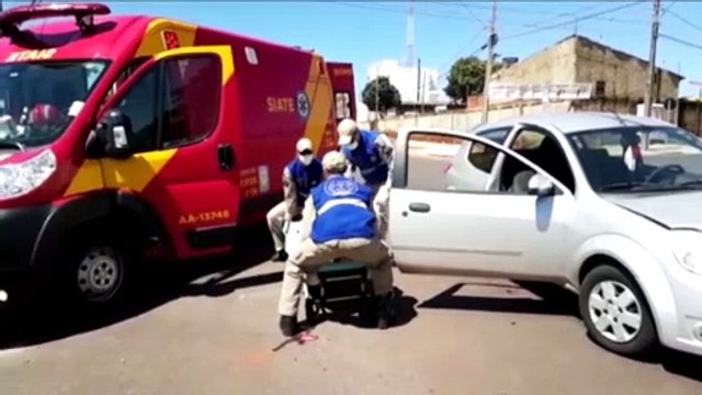 Mulher fica ferida em colisão entre carros no Bairro São Cristóvão