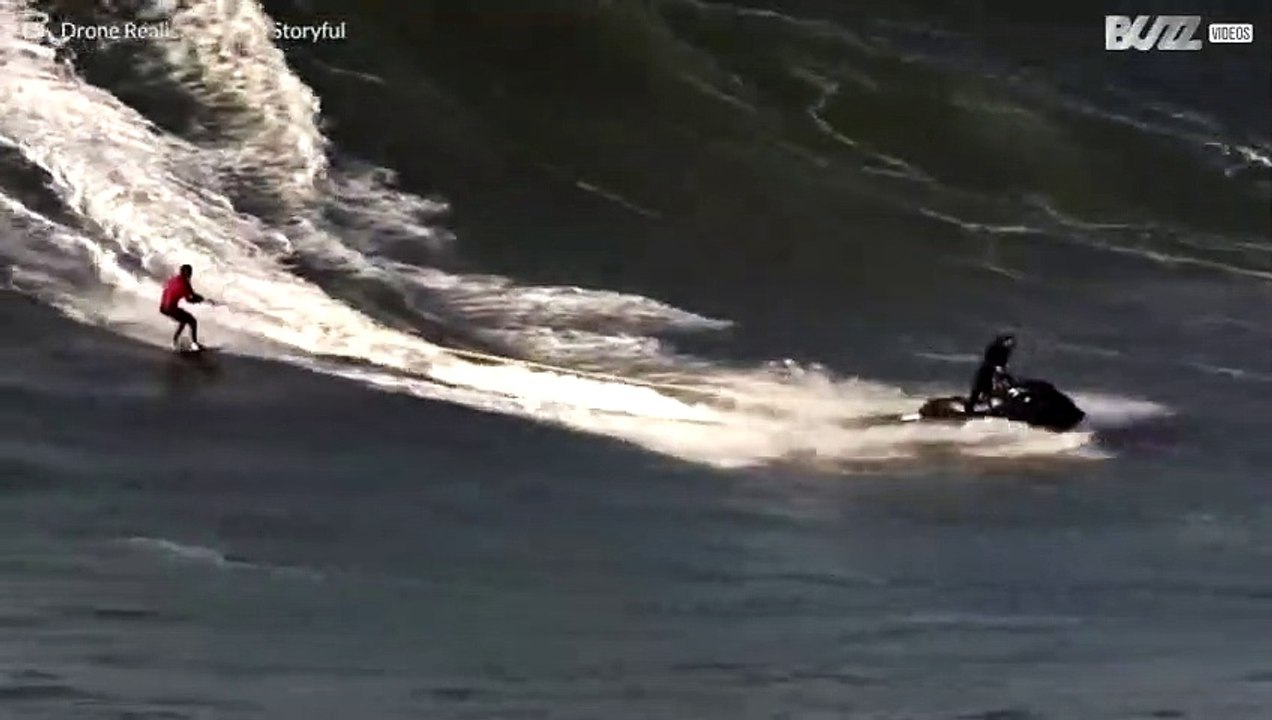 Surfer trotseert de reuzengolven van Nazaré