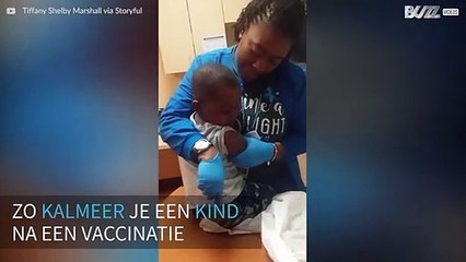 Zuster kalmeert kind dat vaccinatie krijgt...door hem 5 dollar te geven!