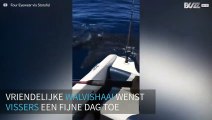 Nieuwsgierige walvishaai komt even buurten bij vissers