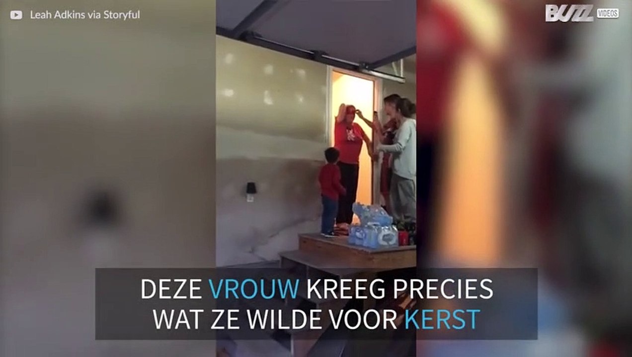 Vrouw krijgt dwerggeit voor Kerstmis