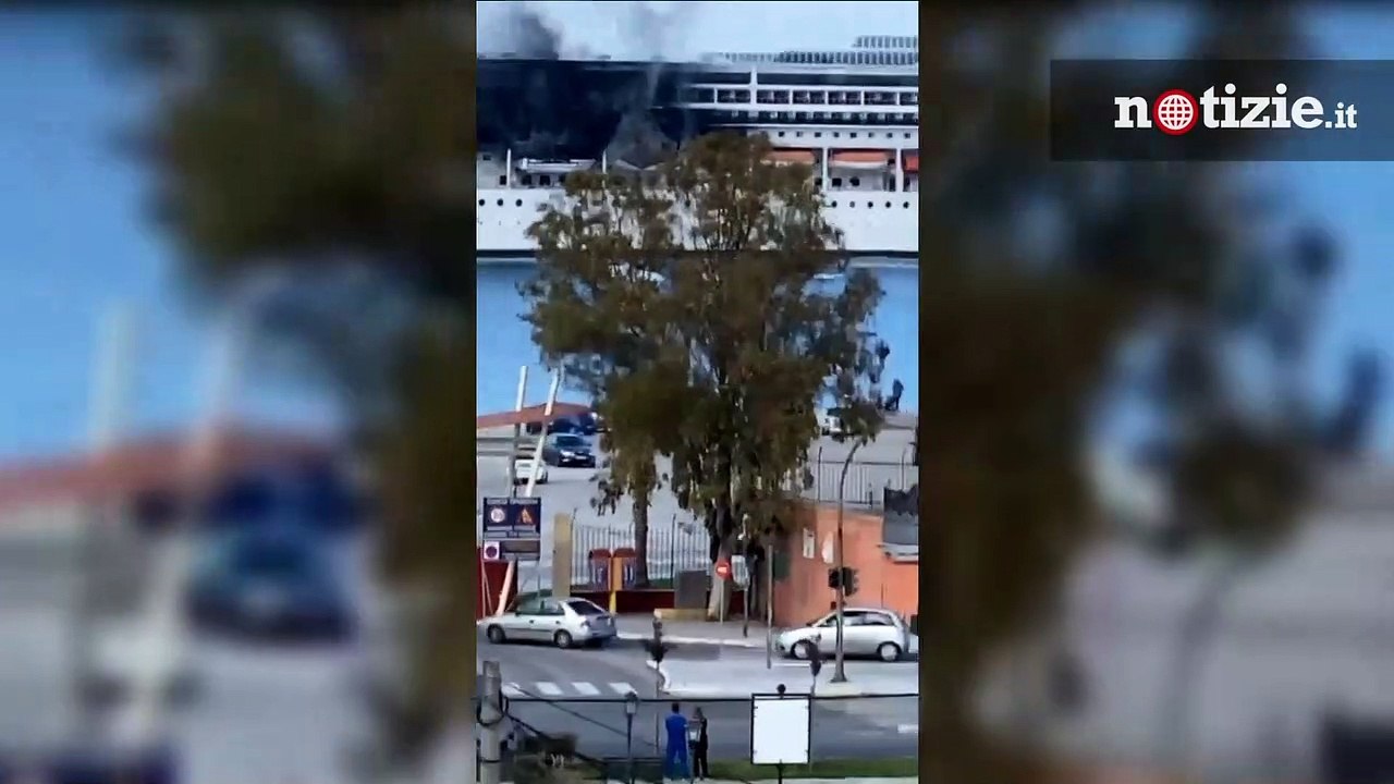 Grecia, incendio a bordo della Msc Lirica: la nave da crociera è in fiamme nel porto di Corfù