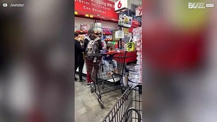 Kind kauwt op handvat winkelwagen tijdens COVID-19 crisis