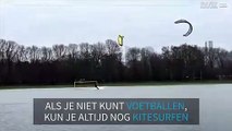 Kitesurfers vermaken zich op een ondergelopen voetbalveld
