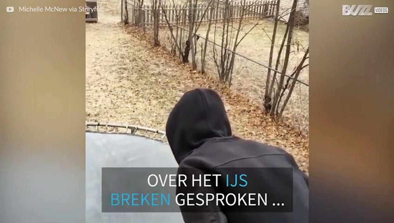 Wat gebeurt er wanneer je op een trampoline bedekt met ijs springt?