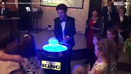 Suikerspin-maker danst geweldig op muziek Michael Jackson