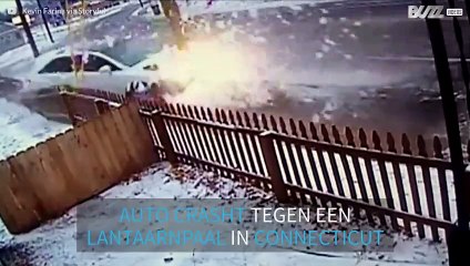 Huiveringwekkend ongeluk in de VS: auto crasht snoeihard tegen lantaarnpaal aan