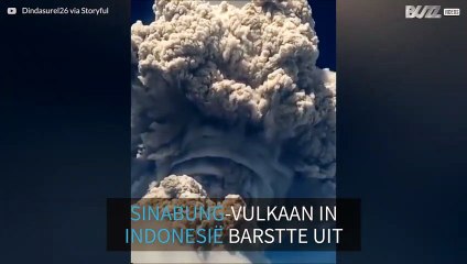 Enorme aswolk komt uit de Sinabung-vulkaan in Indonesië