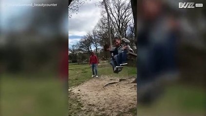 Samen schommelen gaat fout