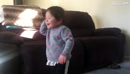 Wordt dit kleine meisje later een stuntvrouw?