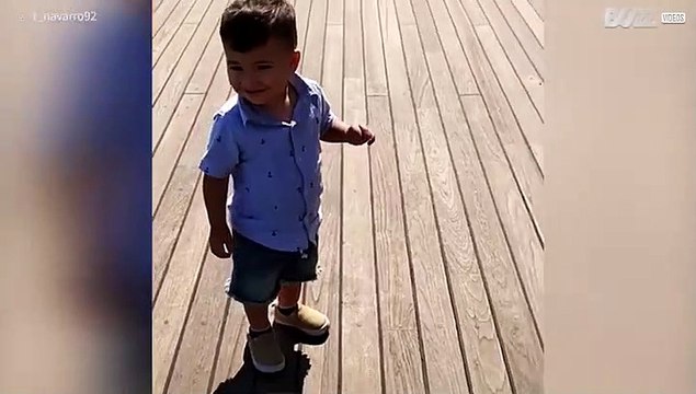 Klein jochie is bang voor zijn eigen schaduw