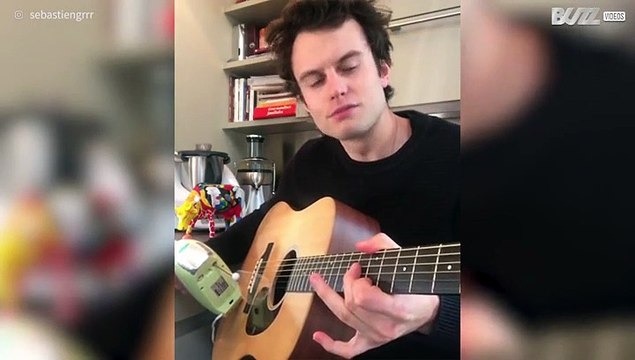 Gitarist speelt 'Pulp Fiction' theme song met staafmixer