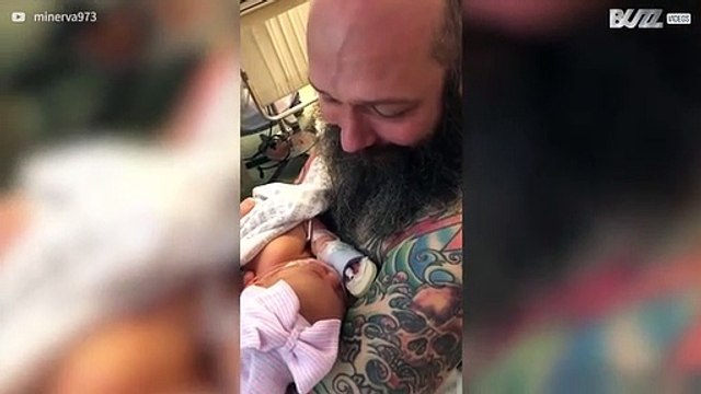 Vader houdt dochter voor het eerst vast