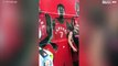 Dronken fan wil plant geven aan de Toronto Raptors tijdens kampioensoptocht