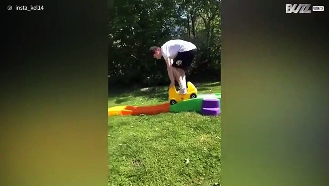 Jongen breekt bijna rug na spelen met speelgoed broertje