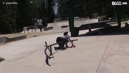 Skater valt keihard met borst op ijzeren railing