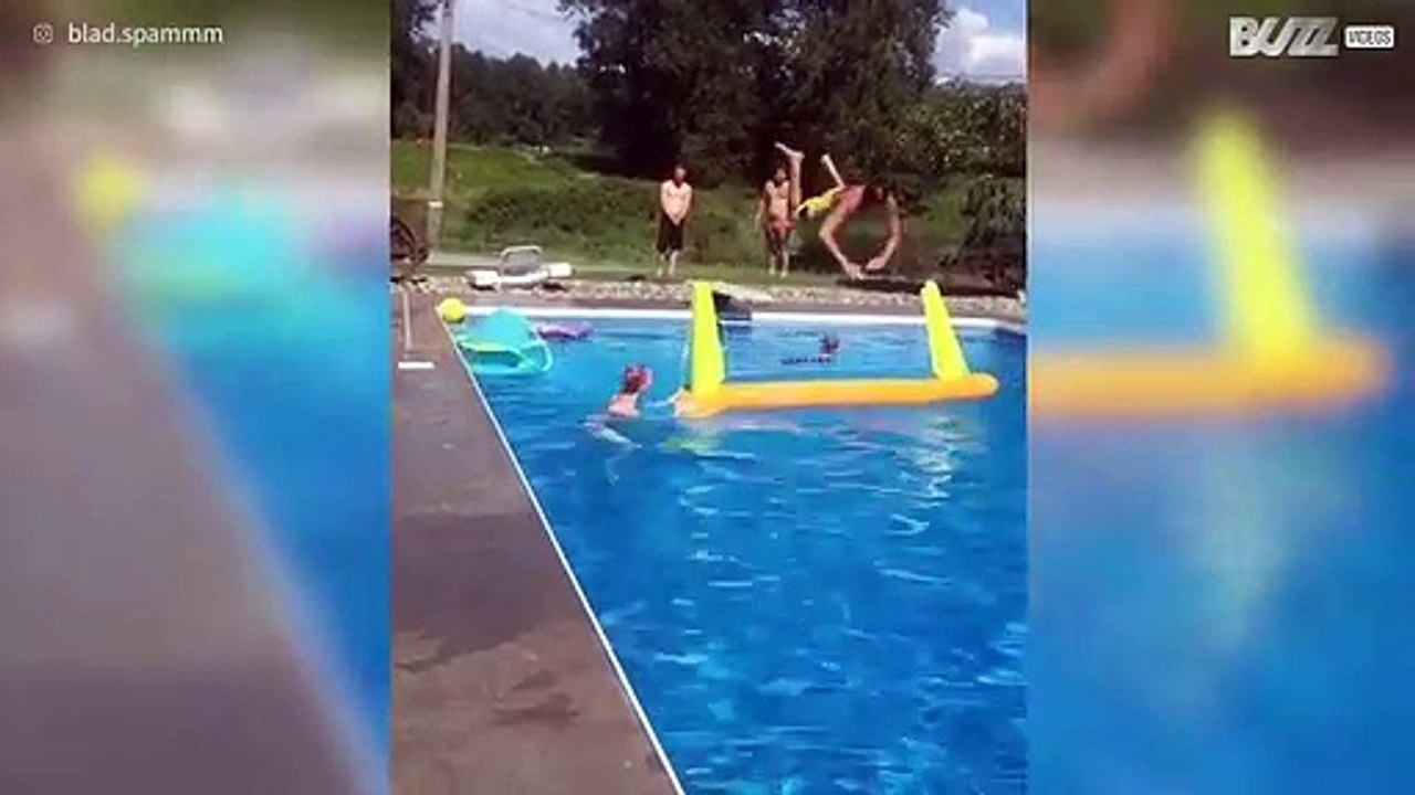 Sprong in zwembad gaat mis!