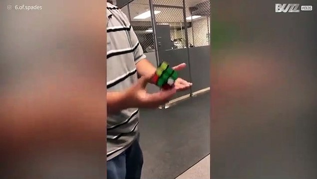Man lost Rubiks kubus heel snel op