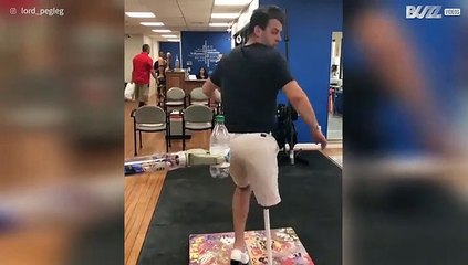 Man met prothese tapdanst en doet bottle cap challenge