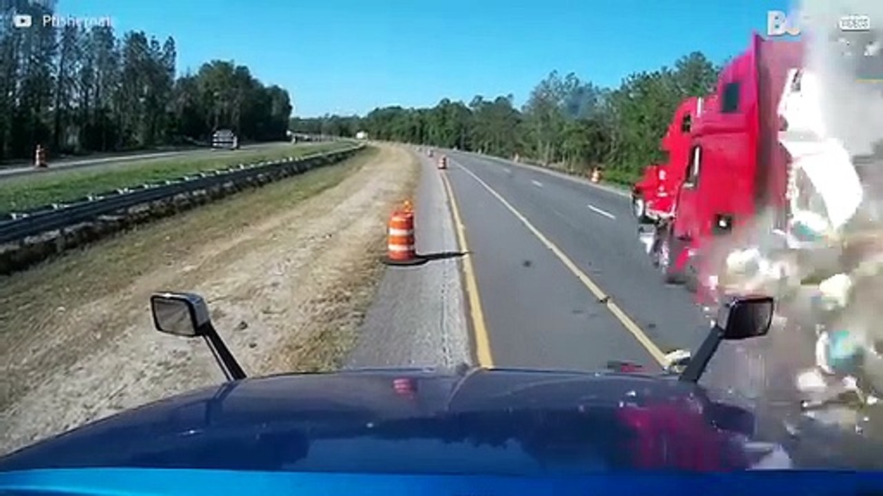 Vrachtwagen raakt stilstaande vrachtwagen