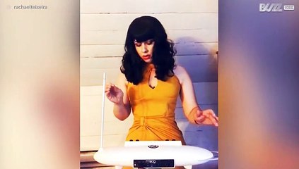 Een bekend popnummer gespeeld op een theremin