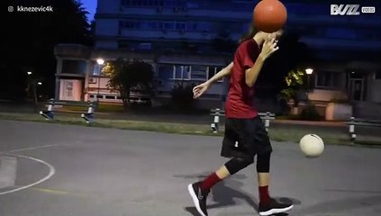Jonge meid showt basketbal en voetbal skills tegelijkertijd!