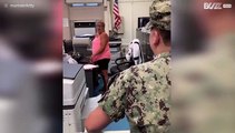 Dochter herenigt met moeder na een jaar in dienst te zijn geweest bij de marine
