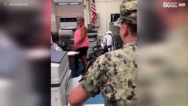 Dochter herenigt met moeder na een jaar in dienst te zijn geweest bij de marine