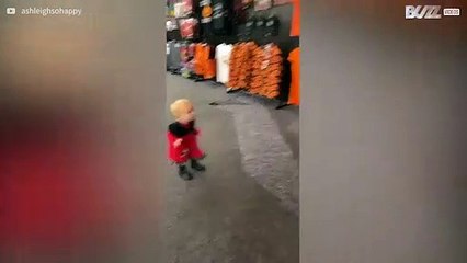 Peuter is dol op Halloween