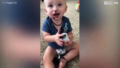 Kleine jongen beleefd groot plezier met koffiecup