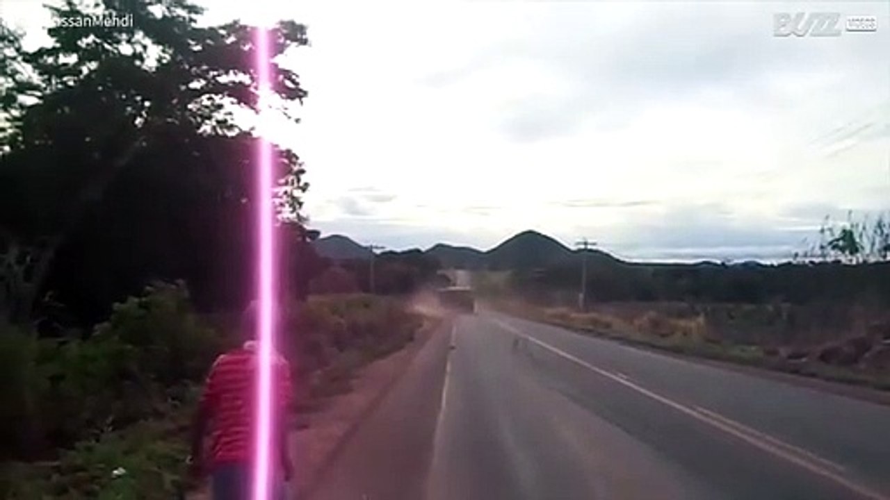 Vrachtwagenchauffeur doet bizar gevaarlijke stunt op weg