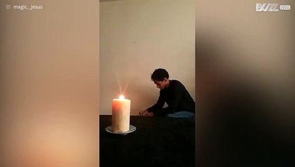 Jongen dooft kaars met kaarten