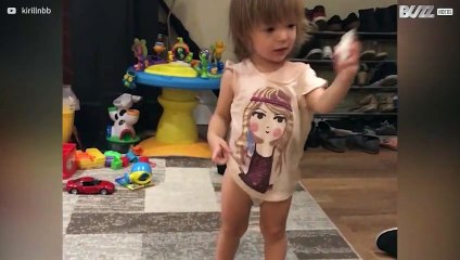 Klein meisje voert epische strijd tegen etiket!