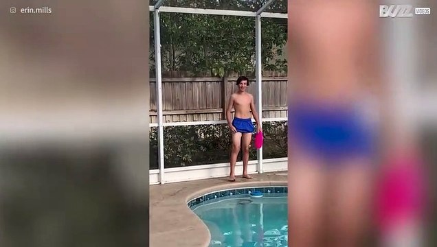 Jongen gooit frisbee in moeders gezicht