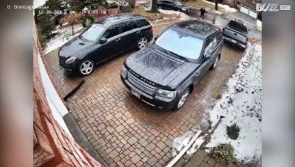 Vrouw met haast maakt flinke uitglijder!