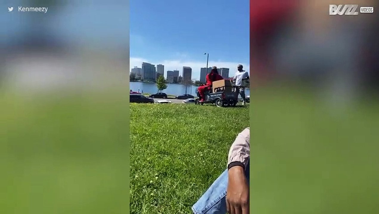 NFL speler Marshawn Lynch deelt mondkapjes uit