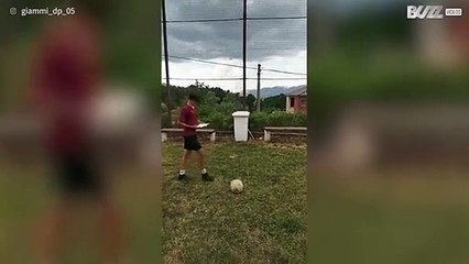 [TRANSLATE] - Youngster casually flicks football in garbage bin with amazing trick shot